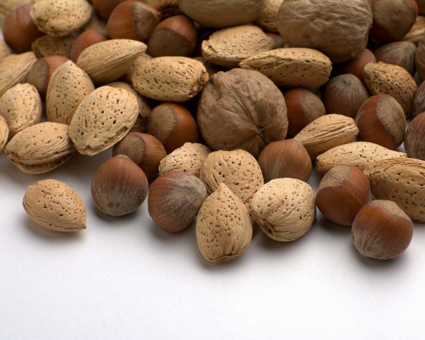 Many kinds of nuts have good fats to help you lose weight.